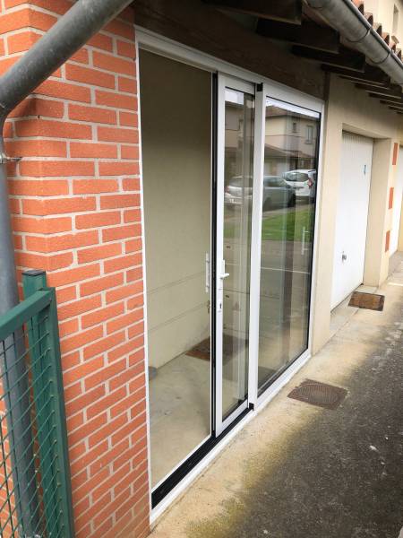 Mise en place d'une baie vitrée coulissant sur mesure pour fermeture SAS d'entrée - Travaux réalisés par Eco Fenêtres 31140 - Intervention possible sur Saint Jory, Tournefeuille, Muret, Launaguet ...