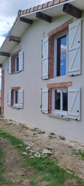 Installation de volets battants sur mesure en aluminium texturé à Bazus - Réalisation par Eco Fenêtres 31140 - Travaux possible sur Rouffiac, Castelnau d'Estretefonds, Montrabé, Blagnac... 