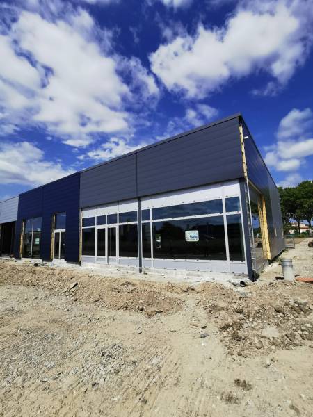 Menuiseries composant la vitrine en aluminium sur mesure installées par Eco Fenêtres (31140)