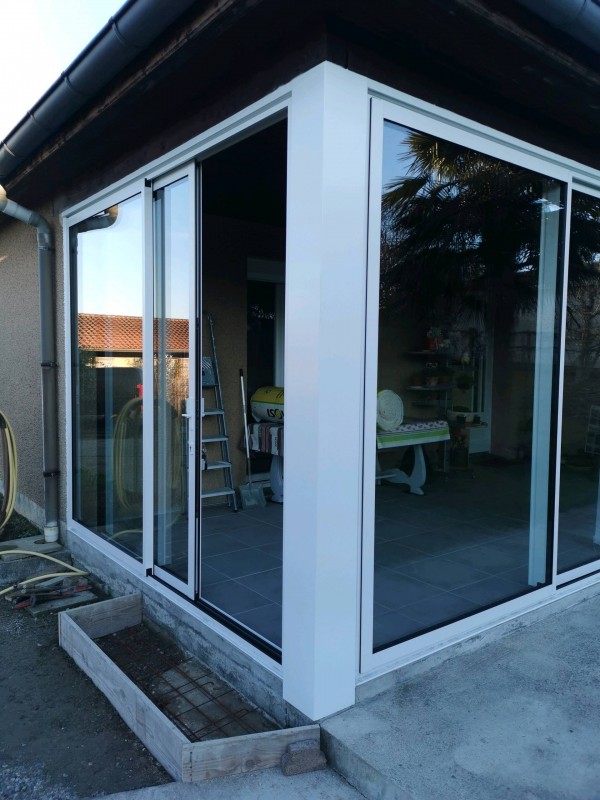Fermeture d'une terrasse couverte avec des coulissants sur mesure Kline en aluminium blanc , 2 vantaux, 2 rails - Installation faite par Eco Fenêtres (31140)