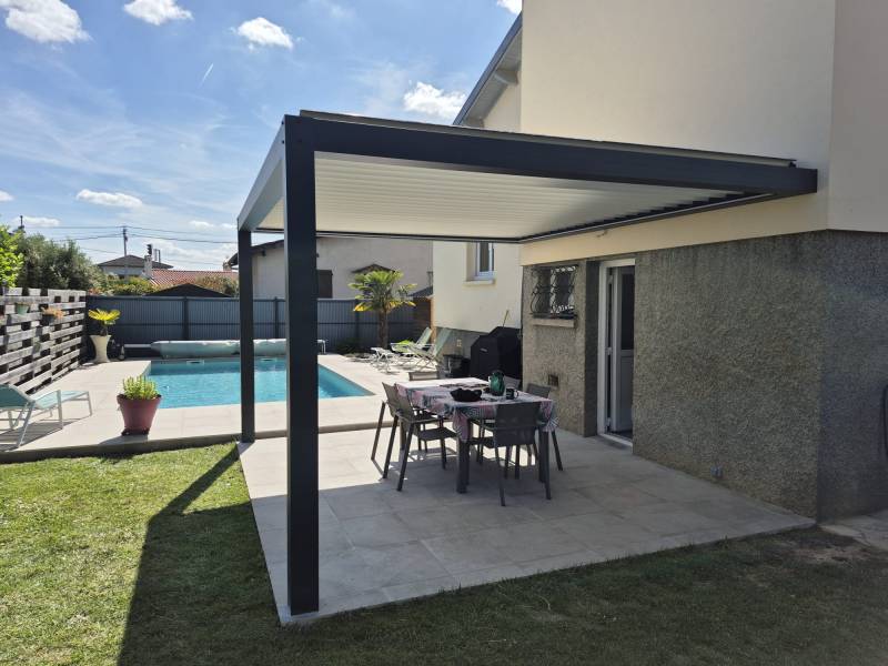 Pose d'une pergola bioclimatique sur mesure modèle Miami de chez Fournier – Structure anthracite et lames motorisées installées par l'équipe Eco Fenêtres - Travaux possible sur Tournefeuille, Cugnaux, Fonsorbes ...