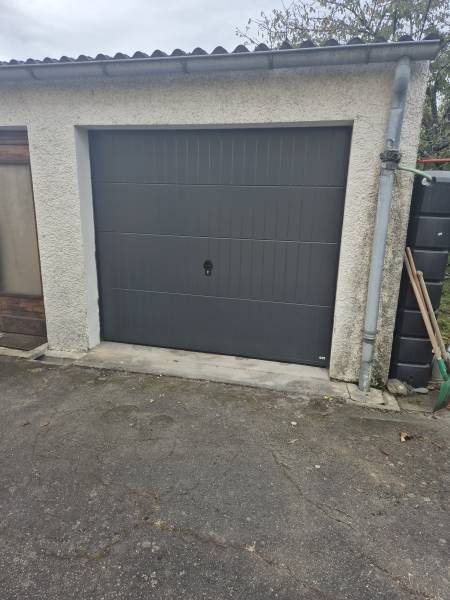 Pose d'une porte de garage sectionnelle gris anthracite sur mesure à Castelginest - Travaux réalisés par Eco Fenêtres 31140 - Installation possible à Labège, Colomiers, Fonsorbes ...