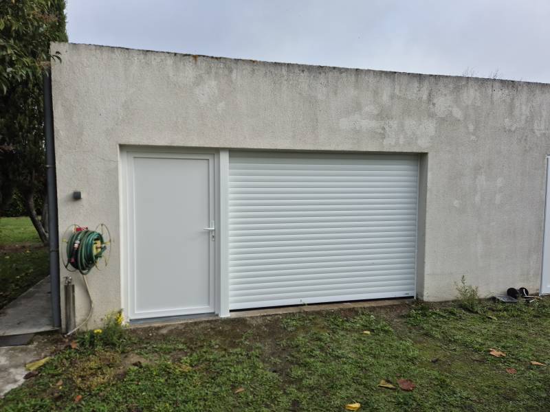 Installation d'une porte de garage enroulable sur mesure à Toulouse - Travaux effectués par Eco Fenêtres 31140 - Intervention possible sur Tournefeuille, Fronton Montastruc La Conseillère ...