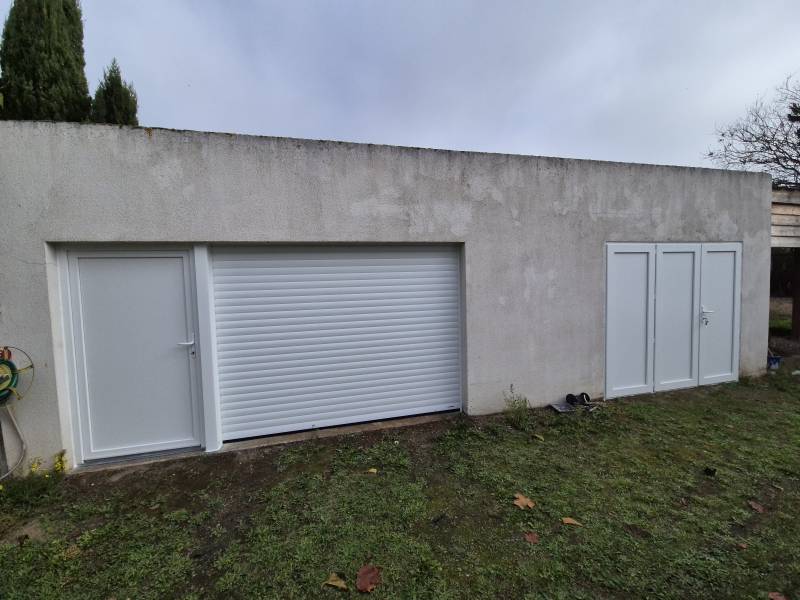 Pose d'une porte de garage enroulable en aluminium sur mesure à Toulouse - Intervention réalisée par Eco Fenêtres 31140 - Déplacement possible sur Cugnaux, Balma, Rouffiac, Bouloc ...