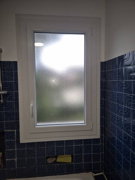 Mise en place d'une fenêtre en PVC blanc sur mesure à Ramonville - Travaux réalisés par Eco Fenêtres 31140 - Large périmètre d'intervention: Fronton, Rouffiac, Castelnau, Beauzelle ...