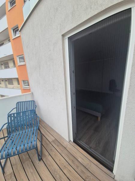 Installation d'une moustiquaire plissée sur mesure à 1 vantail avec cadre blanc et toile noire sur une porte-fenêtre à Toulouse - Intervention By Eco Fenêtres 31140 - Travaux possible sur Fronton, Balma, Villemeur sur Tarn ...