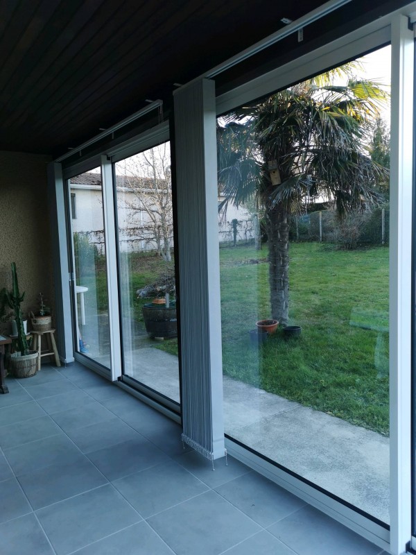 Vue intérieure de 2 baies vitrées coulissants en aluminium sur mesure - Travaux réalisés par Eco Fenêtres (31140)