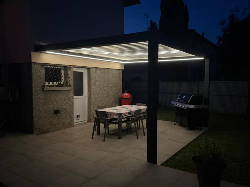 Pergola bioclimatique sur mesure en aluminium de nuit avec ruban LED blanc intégré – Éclairage périmétrique ambiance soirée à Toulouse Nord (31) - Réalisation par Eco Fenêtres 31140 - Travaux possible sur toute la Haute-Garonne  Villemur sur Tarn, Fronton