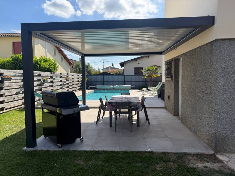 Pergola bioclimatique sur mesure adossée maison individuelle– Projet conçu et réalisé de A à Z par Eco Fenêtres - Permiètre d'intervention large Blagnac, Colomiers, Aussonne, Cornebarrieu ...