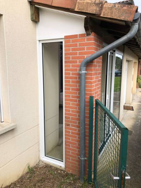 Vue extérieure installation châssis fixe en aluminium avec imposte en panneau isolant, permettant la fermeture totale du sas d'entrée - Travaux réalisés par Eco Fenêtres 31140- Intervention possible sur Castelginest, Fronton, Rouffiac, La Salvetat Saint G