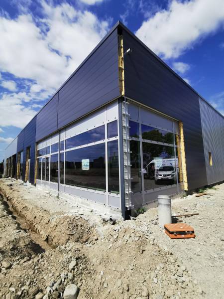 Réalisation d’une vitrine en aluminium sur mesure à Castelnau d’Estretefonds (31620)