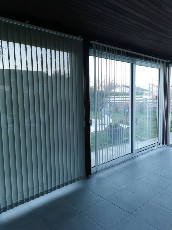 Stores intérieurs à bandes verticales - Réalisation Eco Fenêtres 31140