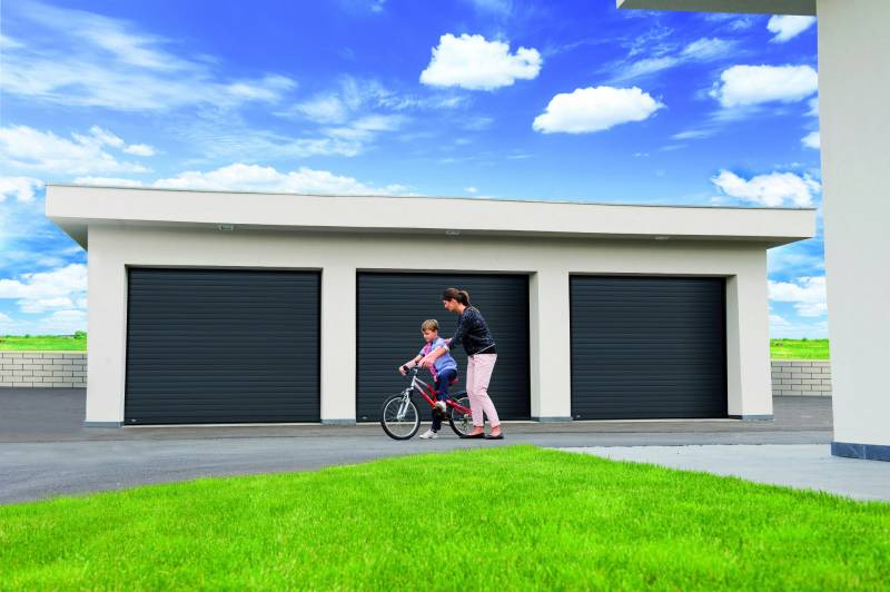 Porte de garage enroulable Lakal RAL 7016 - Réalisable par votre artisan Eco Fenêtres (31140)