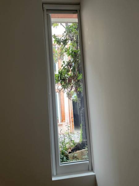 Installation de stores enroulables sur mesure à Toulouse blanc - Intervention réalisée par Eco Fenêtres 31140 - Travaux possible sur Colomiers, Launaguet, Fronton ... 