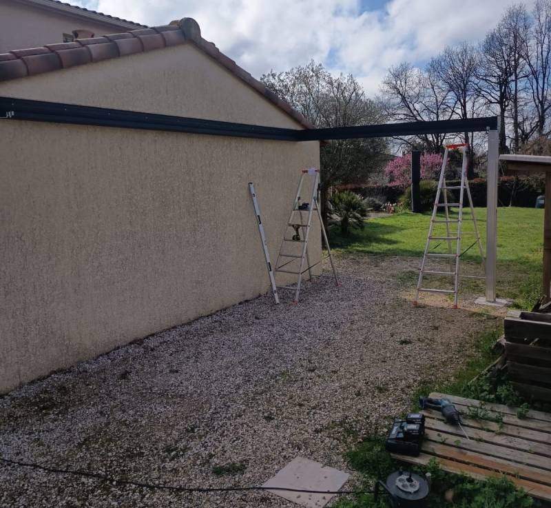 Installation d'un carport sur mesure à Fronton - Début de l'assemblage - Travaux réalisés par Eco Fenêtres 31140 - Intervention possible sur tout le 31 (Montastruc, Blagnac, Castelginest ...)