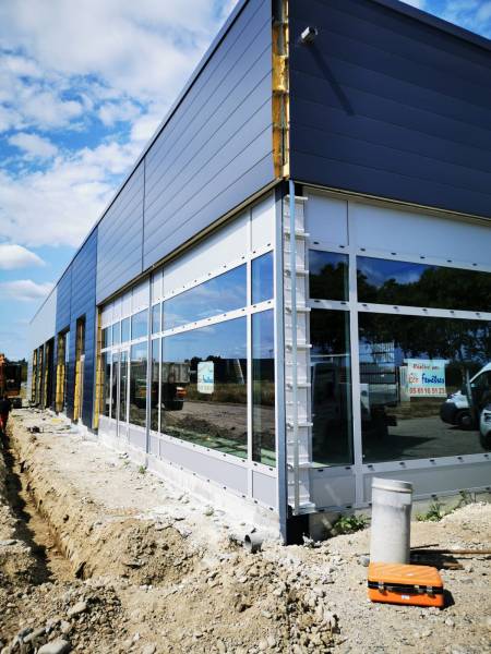 Pose de la vitrine en aluminium sur mesure terminée - Réalisation par Eco Fenêtres (31140)