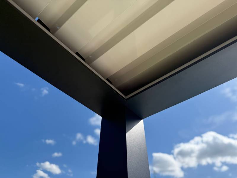 Détail assemblage pergola bioclimatique aluminium – Jonction poteau 150x150 et lames orientables blanches à Castelginest– Le savoir-faire Eco Fenêtres au service de votre terrasse - Périmètre large d'intervention large travaux possible sur Ramonville, Cas
