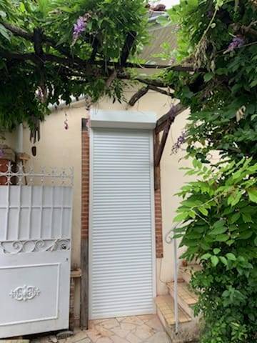 Installation d'un volet roulant sur mesure en aluminium blanc avec moteur SOMFY - Pose en applique - Réalisation par Eco Fenêtres - Déplacement sur toute la Haute-Garonne et environs Toulouse, Montauban, Labège, Tournefeuille ...
