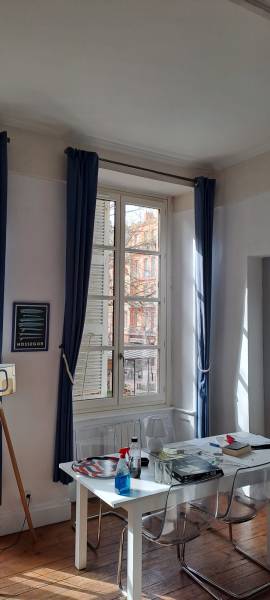 Installation d'une fenêtre en bois sur mesure avec petits bois collés répondant aux normes des Bâtiments de France à Toulouse - Travaux effectués par Eco Fenêtres 31140 - Intervention possible sur Aussonne, Blagnac, Beauzelle, Aucamville...