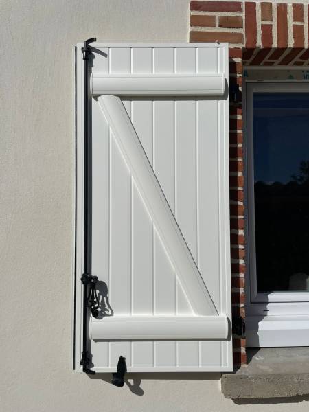 Pose de volets battants isolés en aluminium blanc sur mesure à Bazus - Travaux by Eco Fenêtres 31140 - Intervention possible sur Castelmaurou, Flourens, Fenouillet, Colomiers...