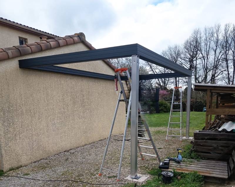 Pose en cours d'un carport en aluminium sur mesure Cosywee Heliocar à Fronton - Intervention by Eco Fenêtres - Large périmètre d'intervention