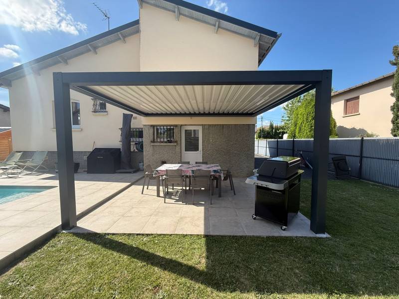 Pergola bioclimatique en aluminium RAL 7016 gris anthracite et lames blanches à Castelginest 31780 – Eco Fenêtres, spécialiste de la pose de pergolas sur mesure dans le Nord Toulousain - Intervention possible à Aucamville, Saint Alban, Gratentour, Bruguiè