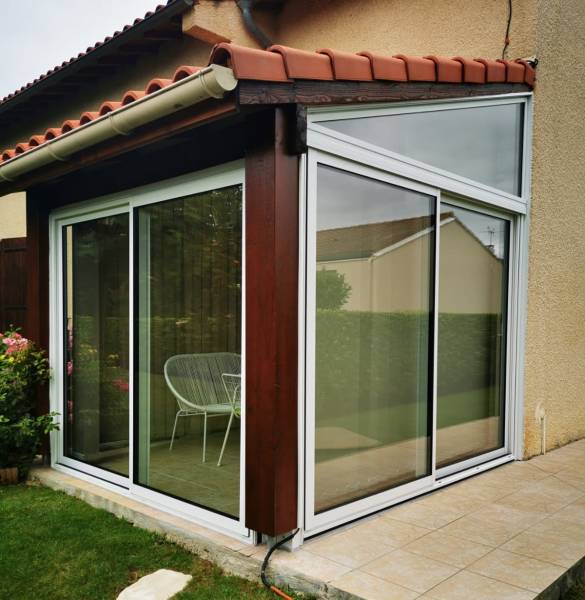 Prise de vue latérale d'une fermeture de terrasse couverte avec des menuiseries en aluminium sur mesure - Chantier réalisé par Eco Fenêtres (31140)