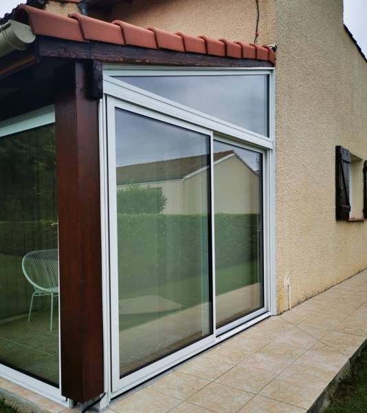 Ensemble composé d'une baie vitrée coulissante  vantaux avec imposte fixe en forme de triangle en aluminium sur mesure - Le tout réalisé par Eco Fenêtres (31140)
