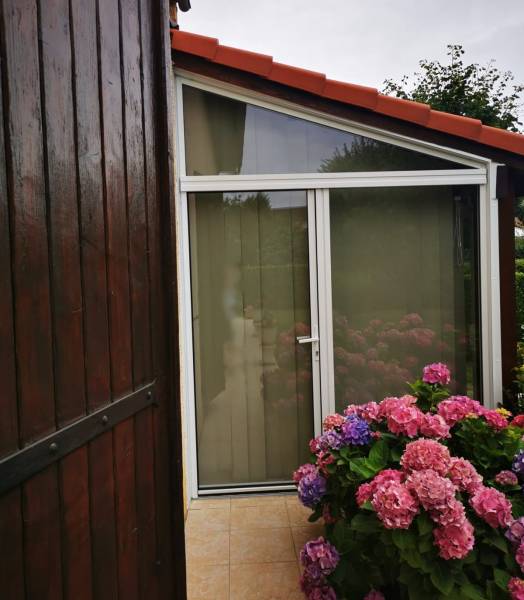 Ensemble composé d'une porte fenêtre 1 vantail, d'un châssis fixe et d'un imposte fixe en forme de triangle, le tout en aluminium - Réalisation Eco Fenêtres (31140)