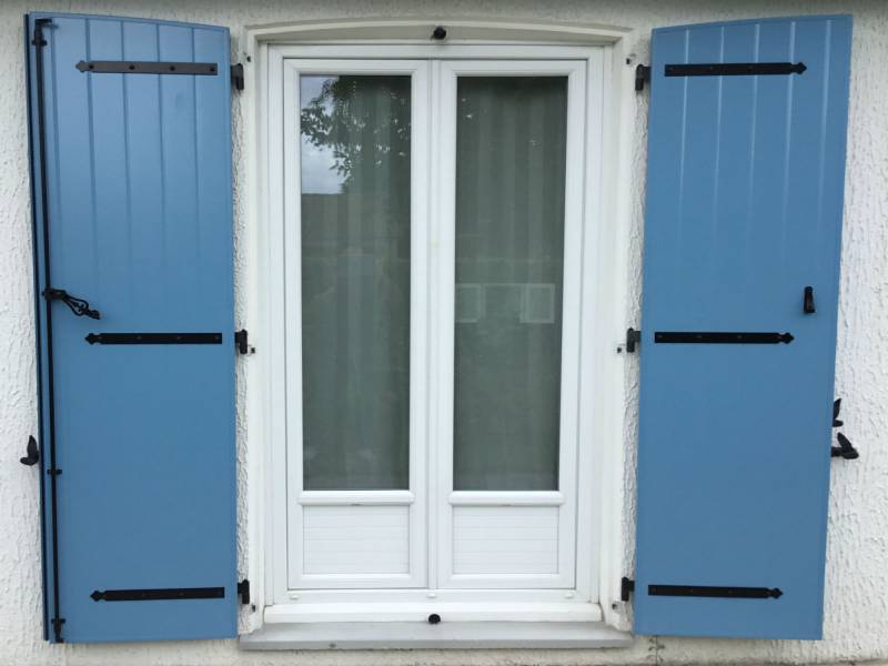 Pose de volets battants en aluminium bleu pastel RAL 5024 réalisé par Eco Fenêtres (31140)
