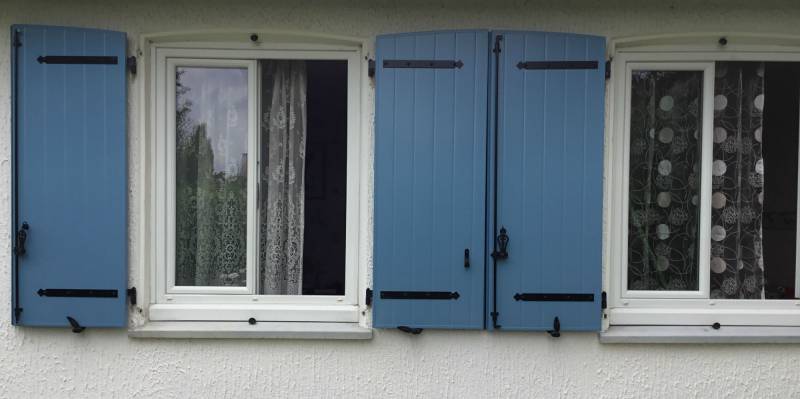 Réalisation de volets battants en aluminium sur mesure bleu pastel RAL 5024 réalisé par Eco Fenêtres (31140)