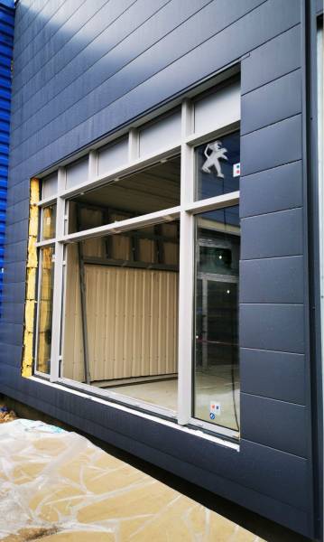 Suite installation du châssis fixe intermédiaire avec les panneaux isolants installées - réalisation Eco Fenêtres (31140)