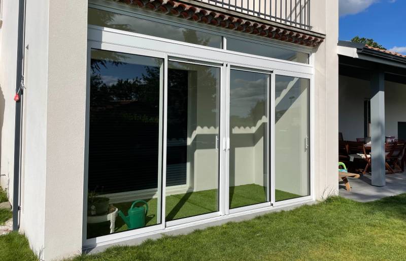 Coulissant en aluminium sur mesure avec imposte fixe -  Chantier réalisé par Eco Fenêtres (31140)