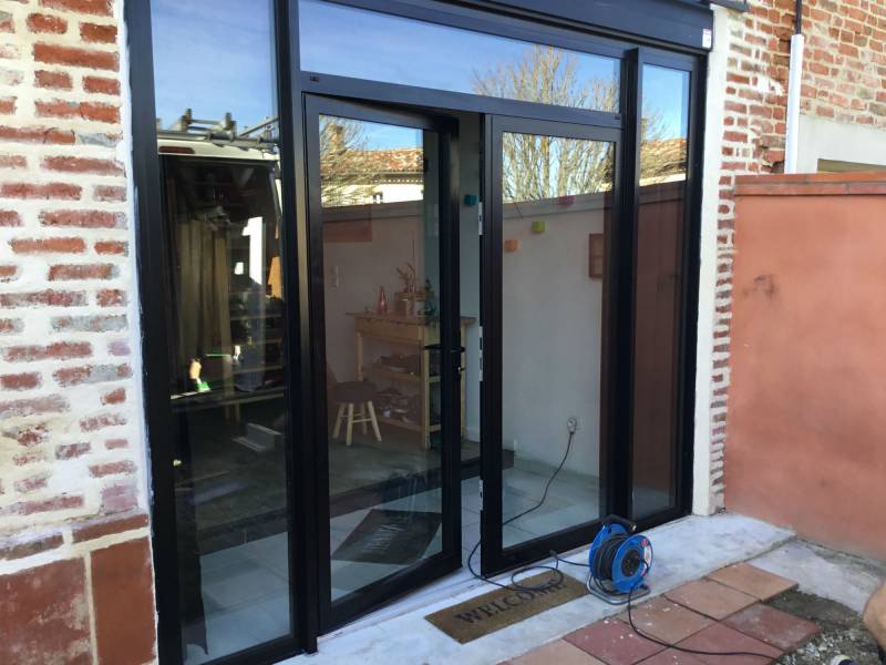 Ensemble composé en aluminium noir réalisé par Eco Fenêtres