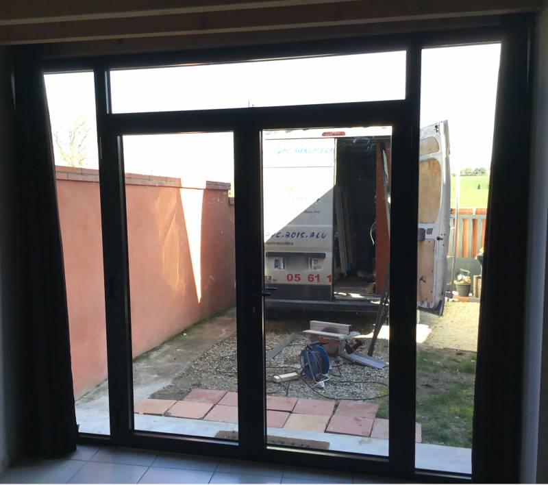 Ensemble compose en aluminium noir réalisé par Eco Fenêtres