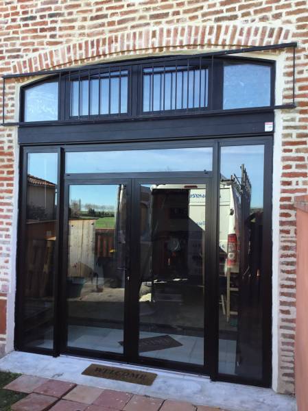 Ensemble composé en aluminium noir réalisé par Eco Fenêtres