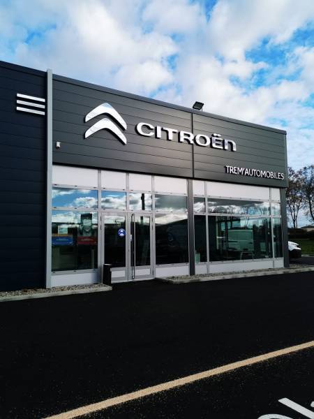 Vitrine en aluminium sur mesure pour concession automobile - Réalisation par Eco Fenêtres (31140)