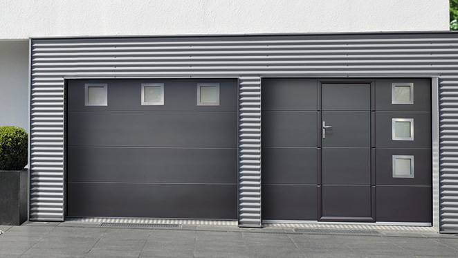 Porte de garage sectionnelle et battante FAME en gris anthracite