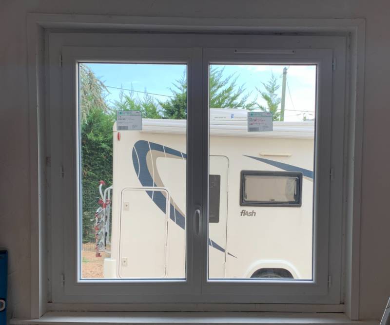 Mise en place d'un fenêtre en PVC blanc sur mesure  - Réalisation Eco Fenêtres (31140)