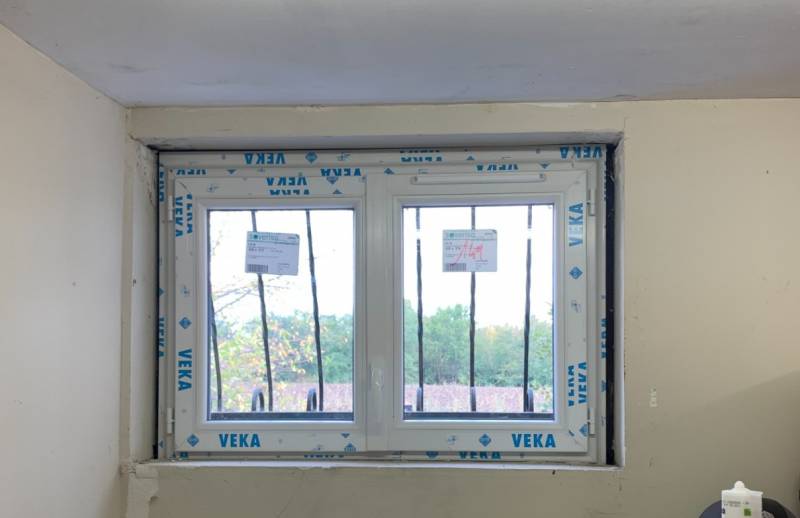Fenêtre 2 vantaux en PVC blanc sur mesure en cours d'installation - Réalisation Eco Fenêtres (31140)