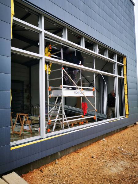 Début d'installation du plus grand châssis fixe en aluminium  - réalisation Eco Fenêtres (31140)