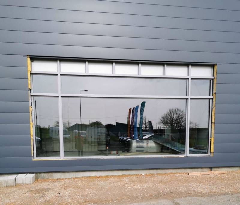 Installation terminé de la partie la fixe la plus grande de la vitrine - réalisation Eco Fenêtres (31140)
