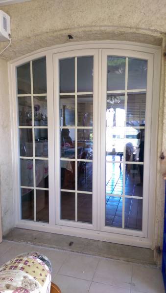 Porte Fenêtre en PVC beige sur mesure cintrée arc surbaissé réalisée par Eco Fenêtres (31140)