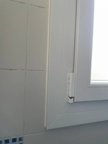 Paumelle oscillo-battant d'une fenêtre en PVC blanc sur mesure à Dremil Lafage proche de Flourens - Chantier réalisé par Eco Fenêtres 31140
