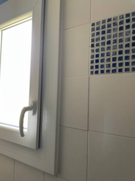 Finition d'un fenêtre en PVC blanc sur mesure - Travaux exécutés par Eco Fenêtres 31140