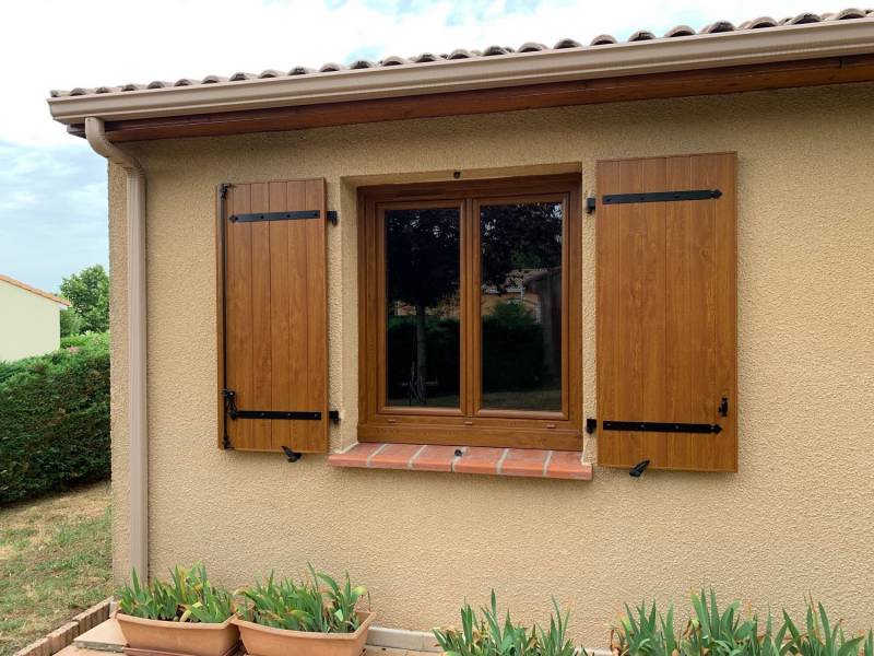 Volets battants en PVC imitation bois réalisés par Eco Fenêtres (31140)