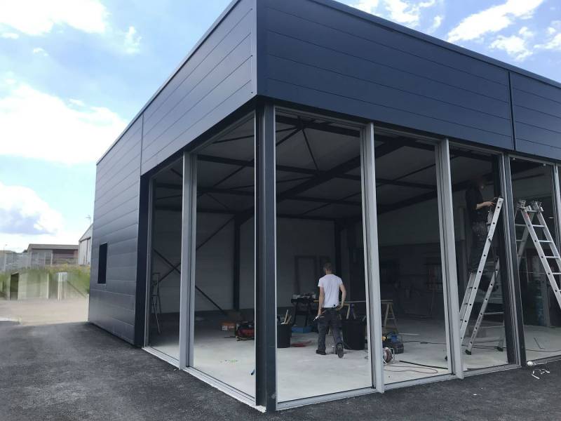 Vitrine de magasin en aluminium sur mesure en cours de réalisation