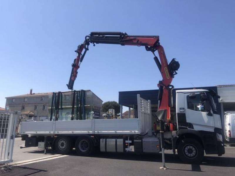 Livraison des vitrages par camion grue pour mise en place sur vitrine de magasin en cours de réalisation