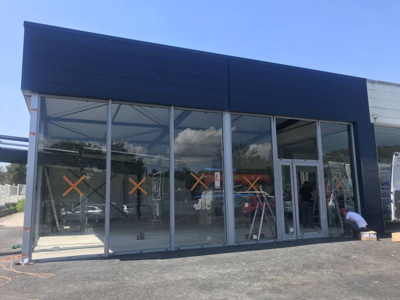 Vitrine de magasin en aluminium sur mesure réalisée par Eco Fenêtres (31140)