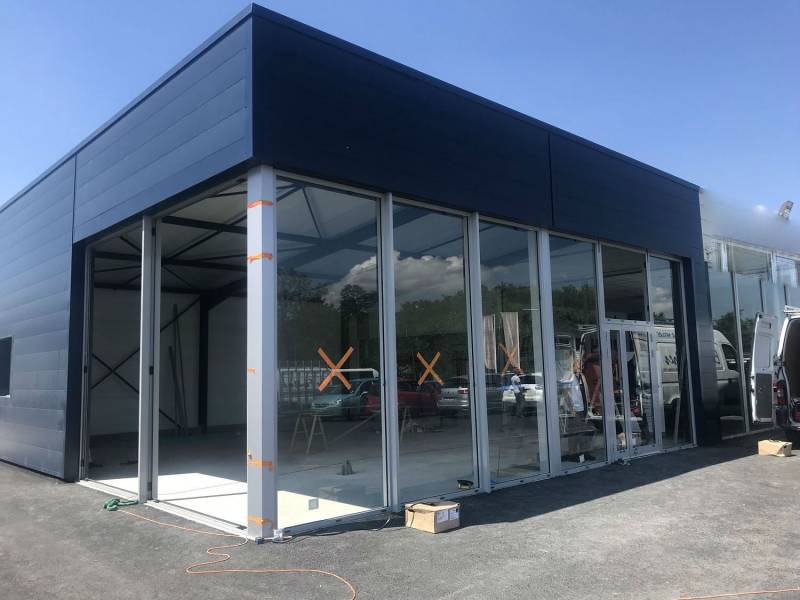 Vitrine de magasin sur mesure réalisée par Eco Fenêtres (31140)